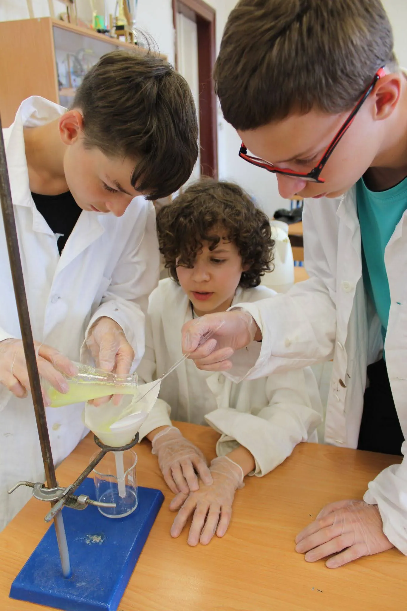 Chemický pokus s filtrací roztoku v laboratoři