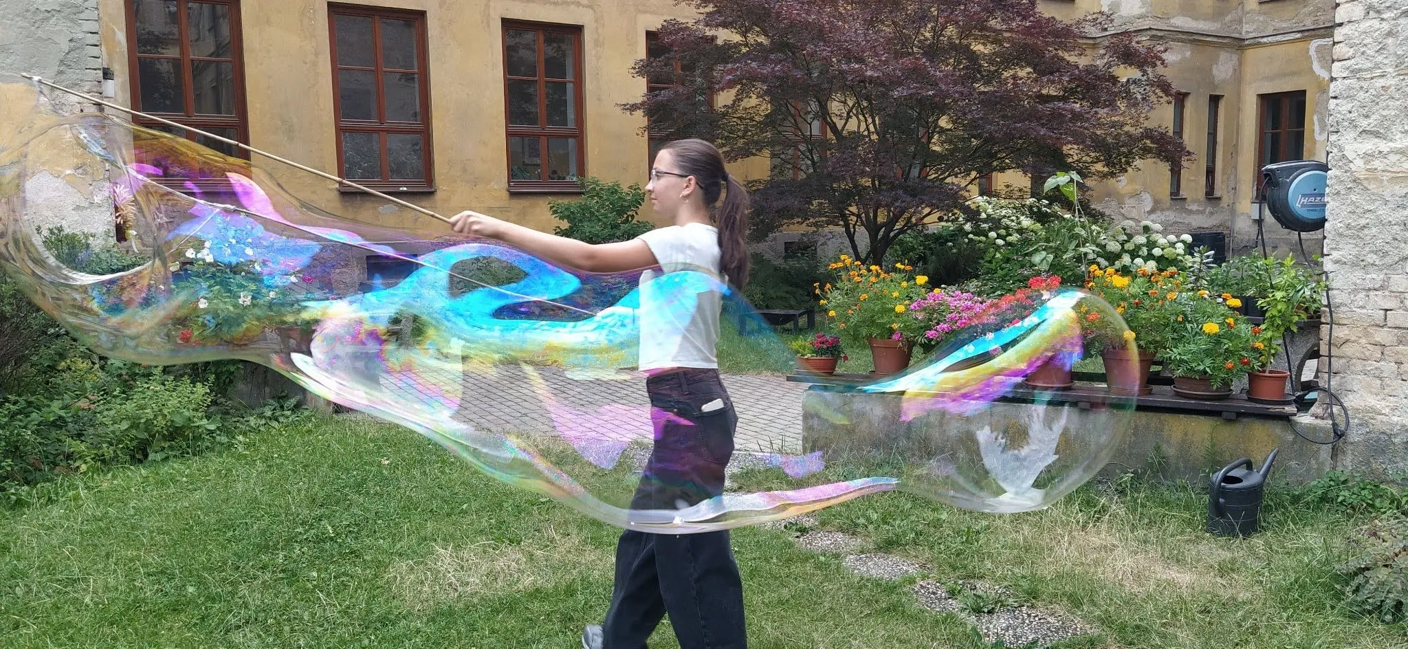Stavba dřevěného přístřešku na školní zahradě