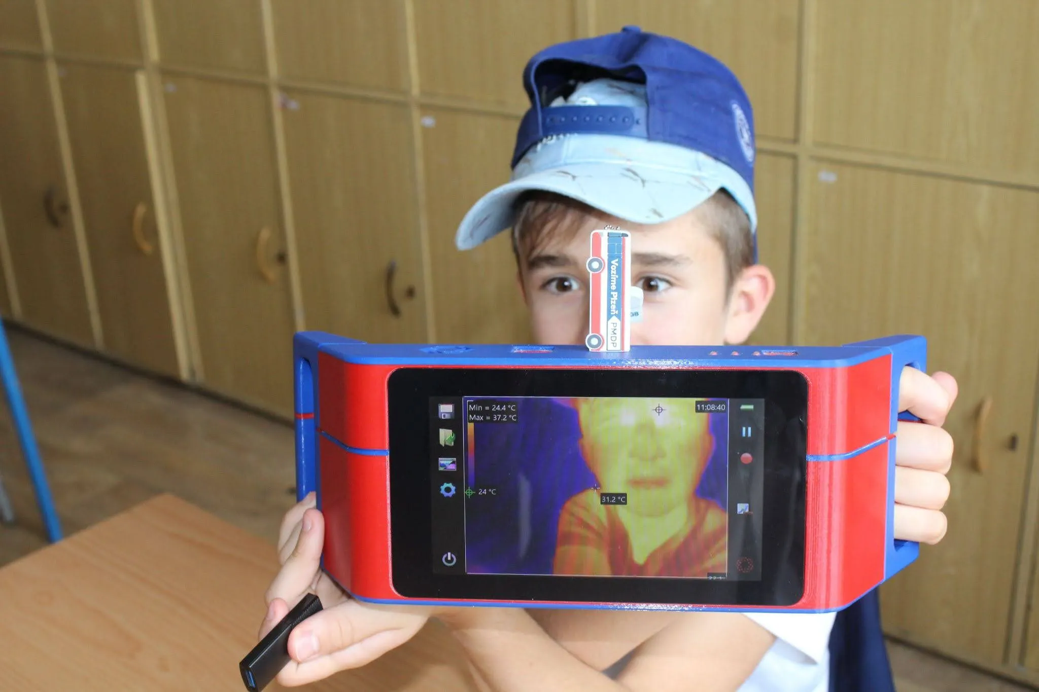 Kluk si prohlíží sám sebe na termovizní kameře